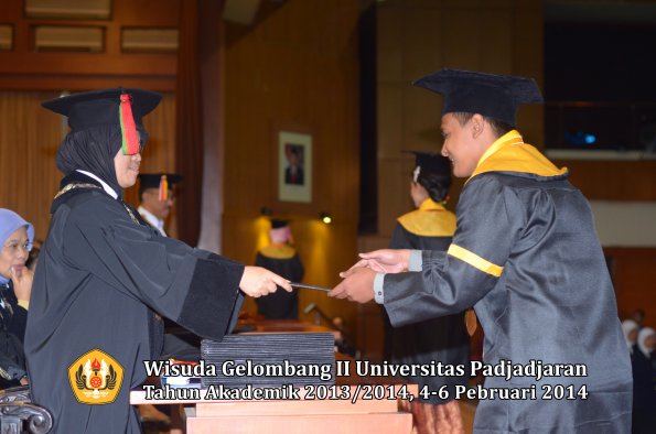 wisuda-unpad-gel-ii-ta-2013_2014-fakultas-mipa-oleh-dekan-145