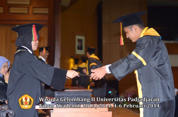 wisuda-unpad-gel-ii-ta-2013_2014-fakultas-mipa-oleh-dekan-147