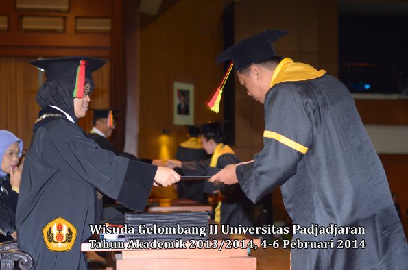 wisuda-unpad-gel-ii-ta-2013_2014-fakultas-mipa-oleh-dekan-149