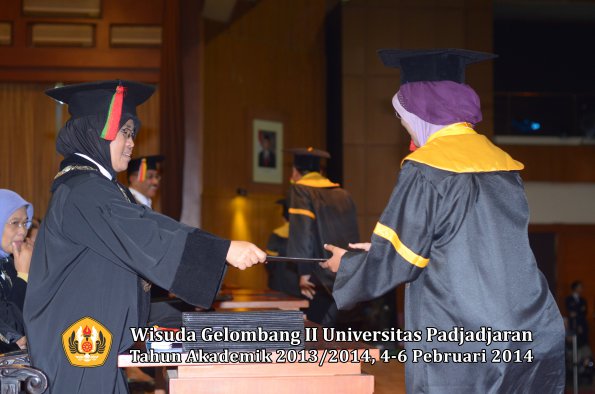 wisuda-unpad-gel-ii-ta-2013_2014-fakultas-mipa-oleh-dekan-150