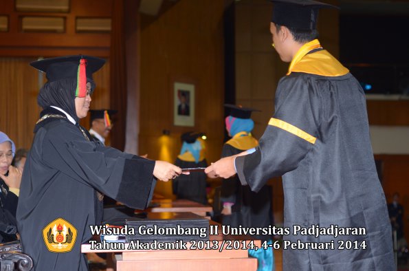 wisuda-unpad-gel-ii-ta-2013_2014-fakultas-mipa-oleh-dekan-154