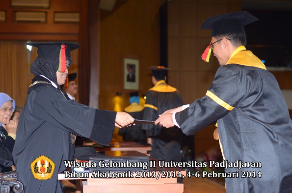 wisuda-unpad-gel-ii-ta-2013_2014-fakultas-mipa-oleh-dekan-155