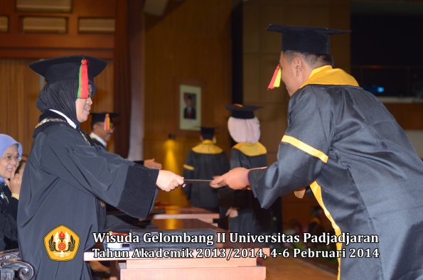 wisuda-unpad-gel-ii-ta-2013_2014-fakultas-mipa-oleh-dekan-157