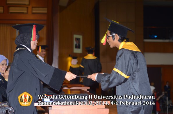 wisuda-unpad-gel-ii-ta-2013_2014-fakultas-mipa-oleh-dekan-158