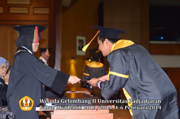 wisuda-unpad-gel-ii-ta-2013_2014-fakultas-mipa-oleh-dekan-159