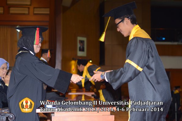 wisuda-unpad-gel-ii-ta-2013_2014-fakultas-mipa-oleh-dekan-160