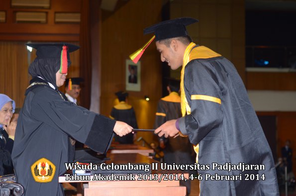 wisuda-unpad-gel-ii-ta-2013_2014-fakultas-mipa-oleh-dekan-161