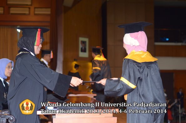 wisuda-unpad-gel-ii-ta-2013_2014-fakultas-mipa-oleh-dekan-162