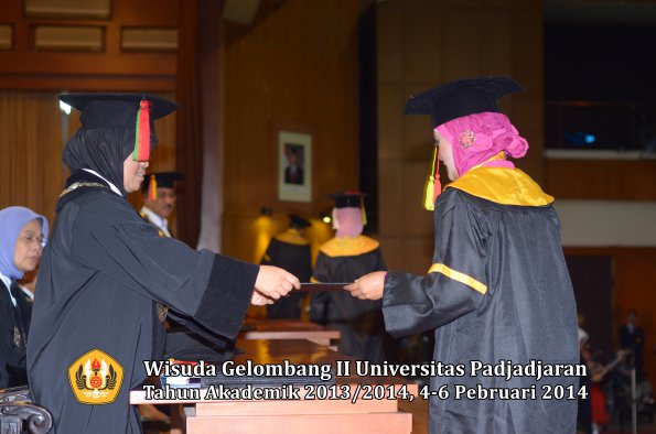 wisuda-unpad-gel-ii-ta-2013_2014-fakultas-mipa-oleh-dekan-163