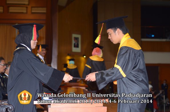 wisuda-unpad-gel-ii-ta-2013_2014-fakultas-mipa-oleh-dekan-167