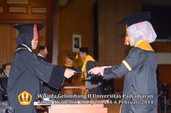 wisuda-unpad-gel-ii-ta-2013_2014-fakultas-mipa-oleh-dekan-168