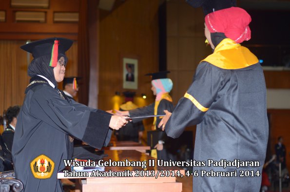 wisuda-unpad-gel-ii-ta-2013_2014-fakultas-mipa-oleh-dekan-171