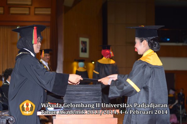 wisuda-unpad-gel-ii-ta-2013_2014-fakultas-mipa-oleh-dekan-172