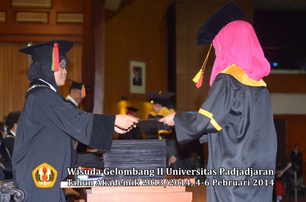 wisuda-unpad-gel-ii-ta-2013_2014-fakultas-mipa-oleh-dekan-174