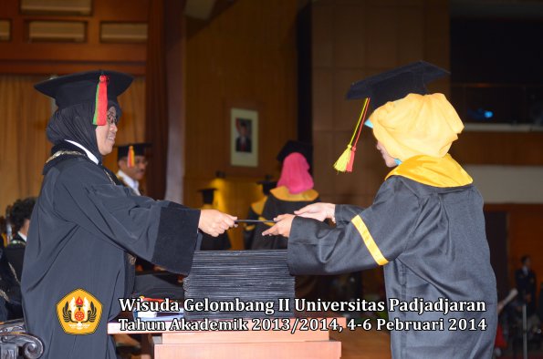 wisuda-unpad-gel-ii-ta-2013_2014-fakultas-mipa-oleh-dekan-175