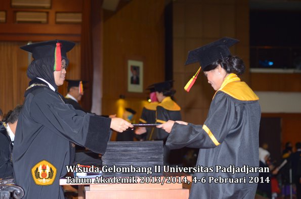 wisuda-unpad-gel-ii-ta-2013_2014-fakultas-mipa-oleh-dekan-178