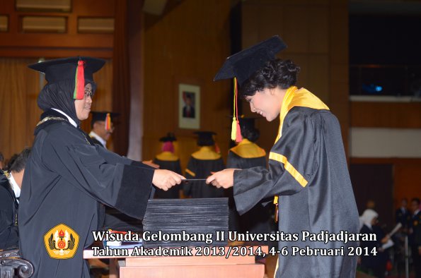 wisuda-unpad-gel-ii-ta-2013_2014-fakultas-mipa-oleh-dekan-179