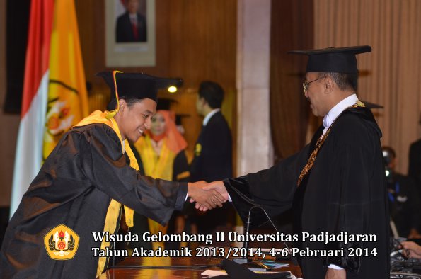 wisuda-unpad-gel-ii-ta-2013_2014-fakultas-mipa-oleh-rektor-002