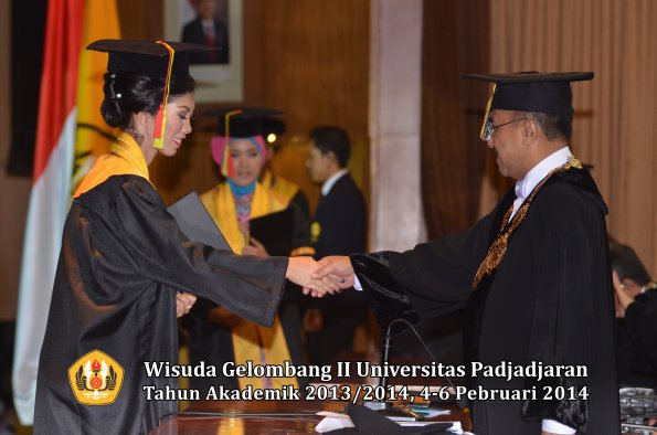 wisuda-unpad-gel-ii-ta-2013_2014-fakultas-mipa-oleh-rektor-005