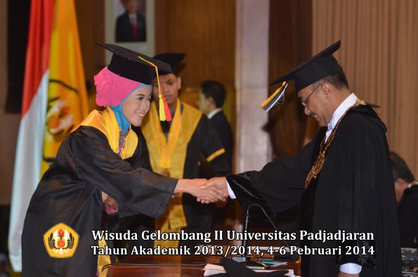 wisuda-unpad-gel-ii-ta-2013_2014-fakultas-mipa-oleh-rektor-006