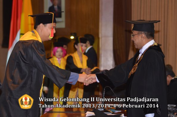 wisuda-unpad-gel-ii-ta-2013_2014-fakultas-mipa-oleh-rektor-007