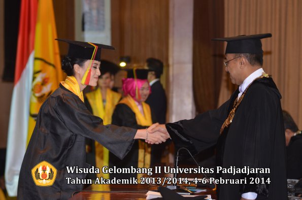 wisuda-unpad-gel-ii-ta-2013_2014-fakultas-mipa-oleh-rektor-008