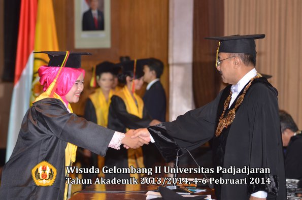 wisuda-unpad-gel-ii-ta-2013_2014-fakultas-mipa-oleh-rektor-009