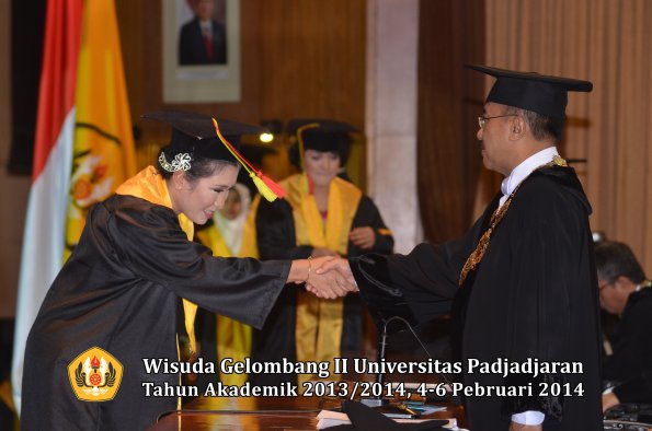 wisuda-unpad-gel-ii-ta-2013_2014-fakultas-mipa-oleh-rektor-011