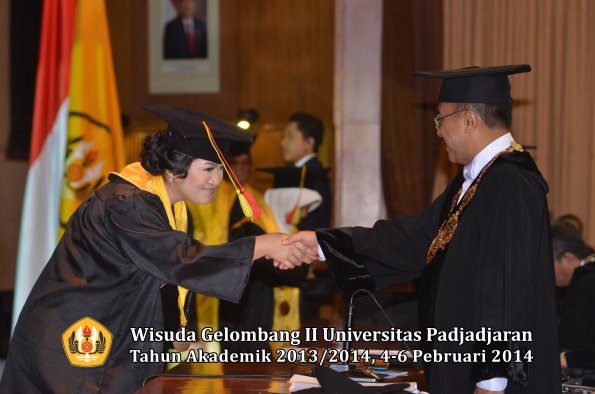 wisuda-unpad-gel-ii-ta-2013_2014-fakultas-mipa-oleh-rektor-012