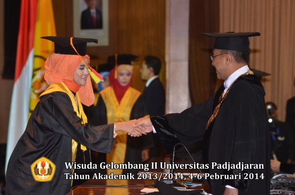 wisuda-unpad-gel-ii-ta-2013_2014-fakultas-mipa-oleh-rektor-013