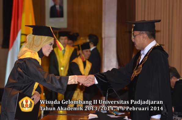 wisuda-unpad-gel-ii-ta-2013_2014-fakultas-mipa-oleh-rektor-015