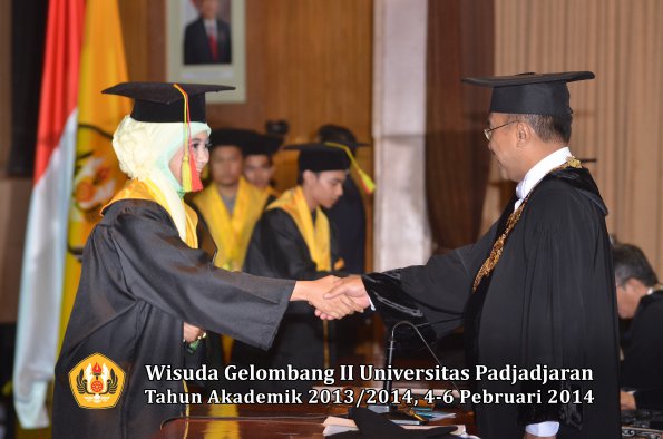 wisuda-unpad-gel-ii-ta-2013_2014-fakultas-mipa-oleh-rektor-019