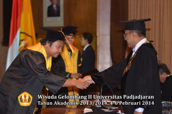 wisuda-unpad-gel-ii-ta-2013_2014-fakultas-mipa-oleh-rektor-021