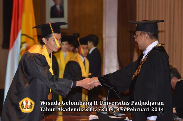 wisuda-unpad-gel-ii-ta-2013_2014-fakultas-mipa-oleh-rektor-022