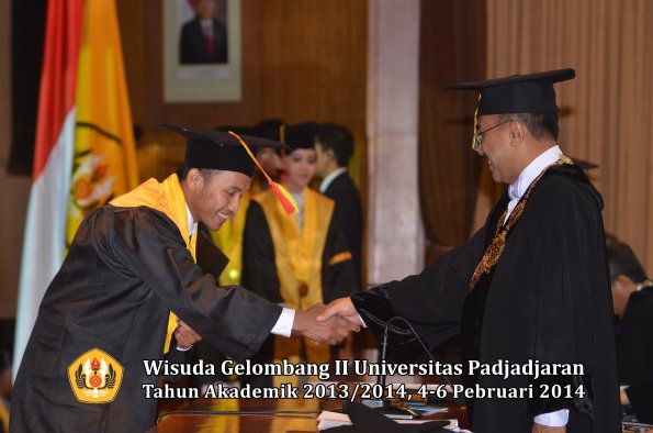 wisuda-unpad-gel-ii-ta-2013_2014-fakultas-mipa-oleh-rektor-023