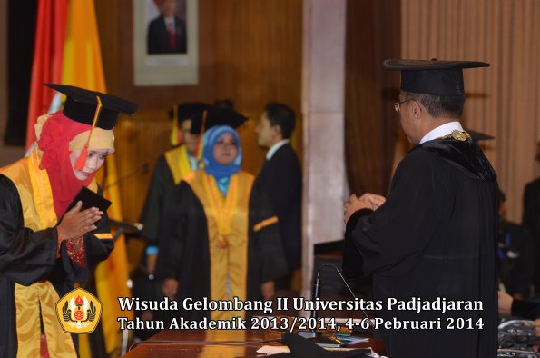 wisuda-unpad-gel-ii-ta-2013_2014-fakultas-mipa-oleh-rektor-024