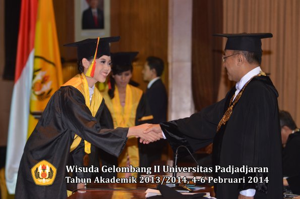 wisuda-unpad-gel-ii-ta-2013_2014-fakultas-mipa-oleh-rektor-025