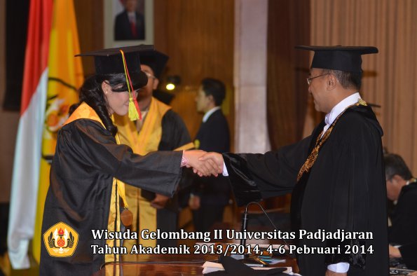 wisuda-unpad-gel-ii-ta-2013_2014-fakultas-mipa-oleh-rektor-026