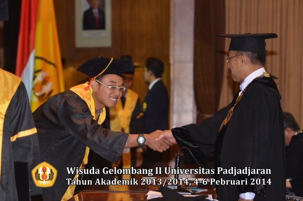 wisuda-unpad-gel-ii-ta-2013_2014-fakultas-mipa-oleh-rektor-027