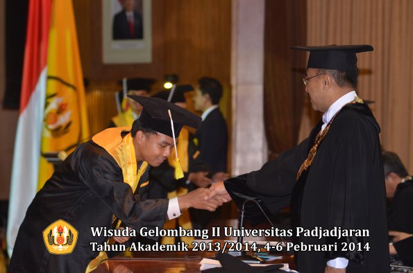 wisuda-unpad-gel-ii-ta-2013_2014-fakultas-mipa-oleh-rektor-028