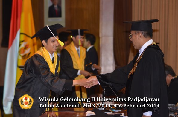 wisuda-unpad-gel-ii-ta-2013_2014-fakultas-mipa-oleh-rektor-029