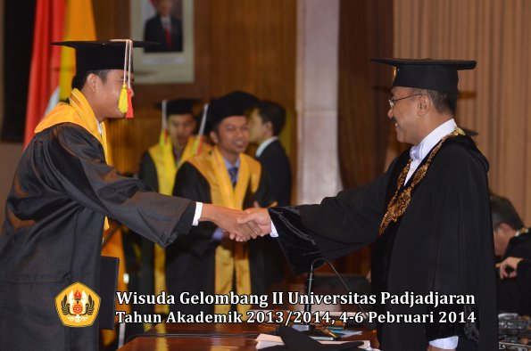 wisuda-unpad-gel-ii-ta-2013_2014-fakultas-mipa-oleh-rektor-030