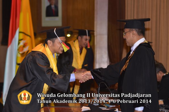 wisuda-unpad-gel-ii-ta-2013_2014-fakultas-mipa-oleh-rektor-031