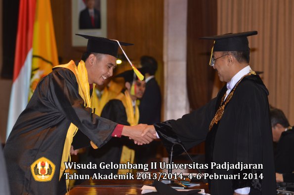 wisuda-unpad-gel-ii-ta-2013_2014-fakultas-mipa-oleh-rektor-032