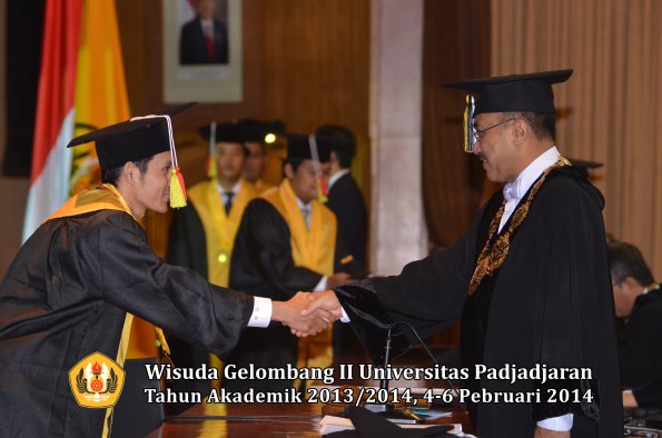 wisuda-unpad-gel-ii-ta-2013_2014-fakultas-mipa-oleh-rektor-033