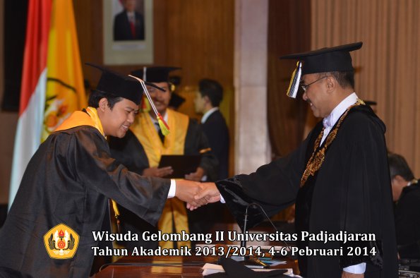 wisuda-unpad-gel-ii-ta-2013_2014-fakultas-mipa-oleh-rektor-034