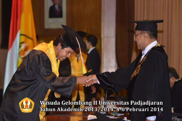 wisuda-unpad-gel-ii-ta-2013_2014-fakultas-mipa-oleh-rektor-036