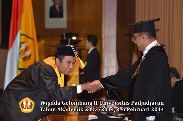 wisuda-unpad-gel-ii-ta-2013_2014-fakultas-mipa-oleh-rektor-037