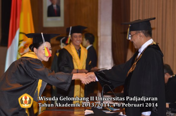 wisuda-unpad-gel-ii-ta-2013_2014-fakultas-mipa-oleh-rektor-038