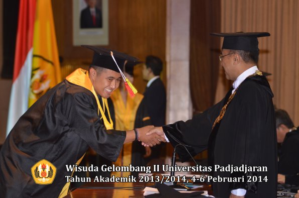 wisuda-unpad-gel-ii-ta-2013_2014-fakultas-mipa-oleh-rektor-039